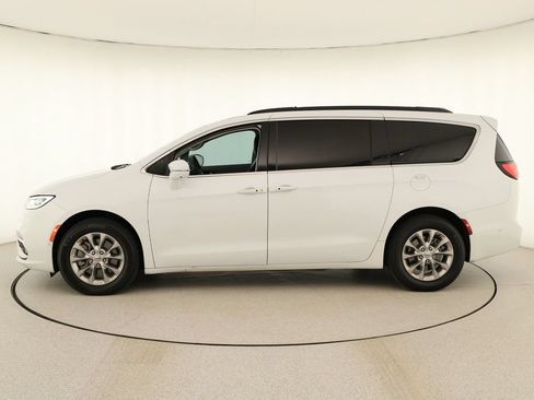 Used 2022 Chrysler Pacifica Touring-L w/ Uconnect Theater Family Group AWD/4WD image 2
