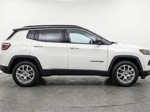 Used 2025 Jeep Compass Limited AWD/4WD image 11