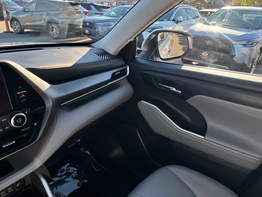 Used 2024 Toyota Highlander XLE AWD/4WD image 31