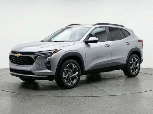 Used 2025 Chevrolet Trax LT FWD image 3