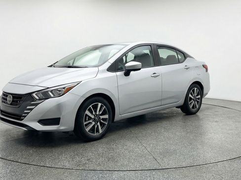 Used 2025 Nissan Versa SV image 3