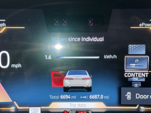 Used 2025 BMW i5 eDrive40i w/ Premium Package RWD image 25