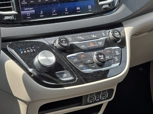 Used 2023 Chrysler Pacifica Touring-L FWD image 13