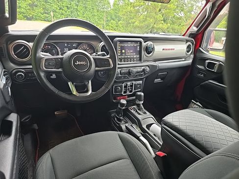 Used 2018 Jeep Wrangler Unlimited Sahara AWD/4WD image 3