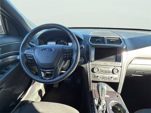 Used 2018 Ford Explorer XLT w/ Equipment Group 201A image 11