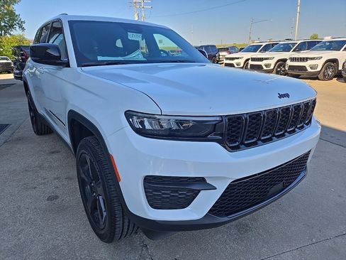 New 2025 Jeep Grand Cherokee Altitude image 14