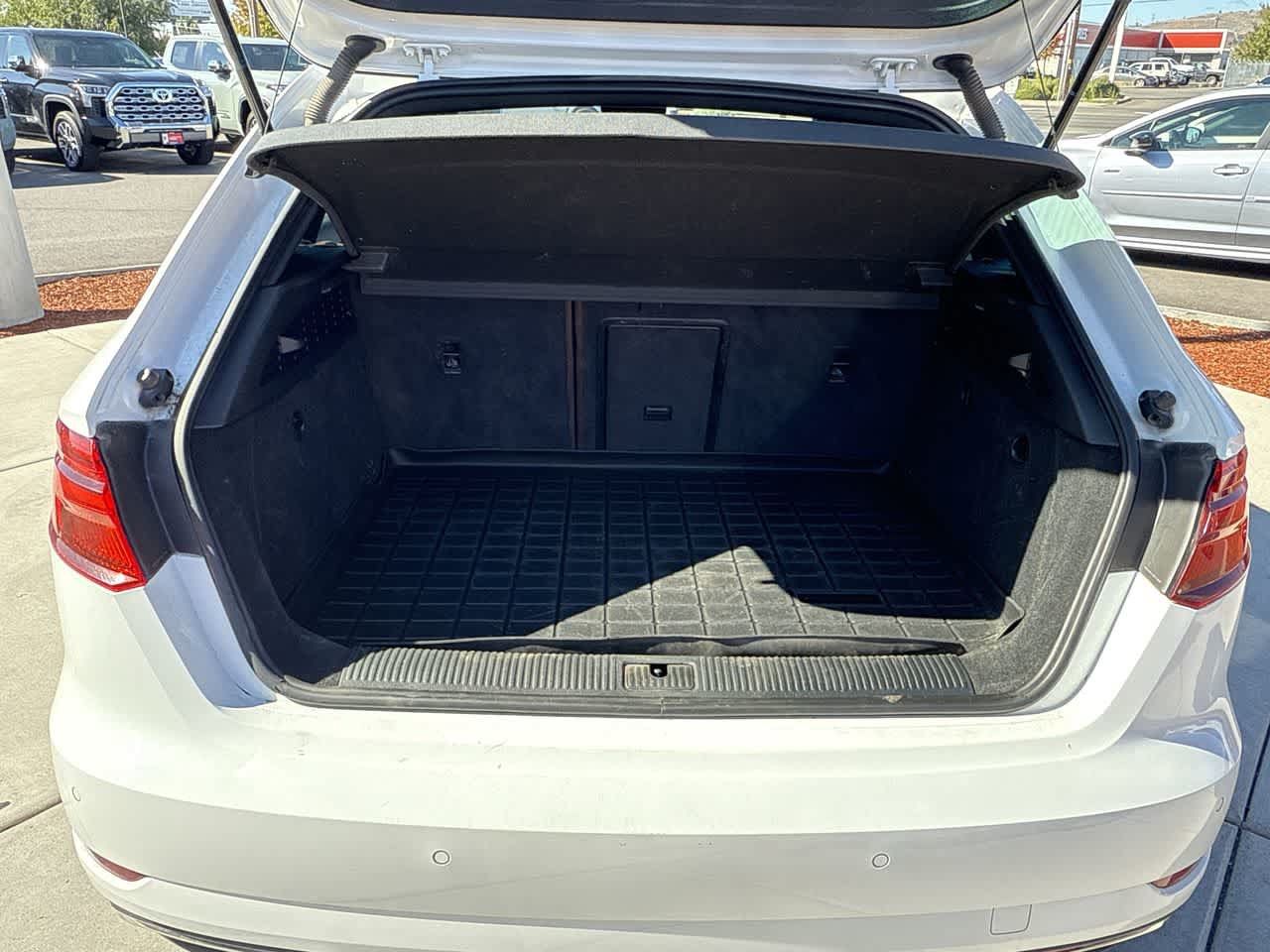 Used 2018 Audi A3 e-tron Premium Plus w/ Premium Plus Package FWD image 6
