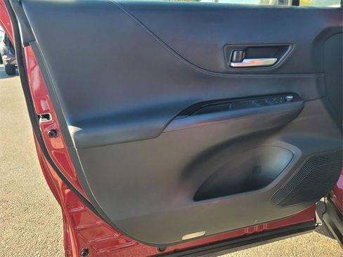 Used 2022 Toyota Venza LE image 18