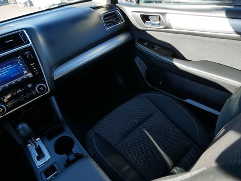 Used 2019 Subaru Outback 2.5i Premium image 11