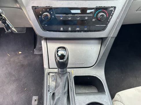 Used 2015 Hyundai Sonata SE w/ Option Group 09 FWD image 18