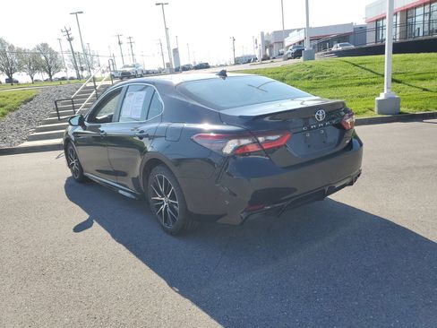 Used 2024 Toyota Camry SE image 3