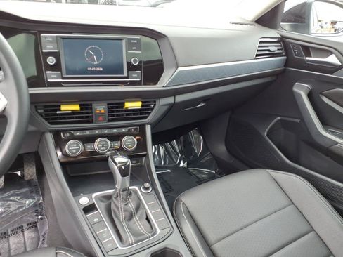 Used 2022 Volkswagen Jetta SE FWD image 12