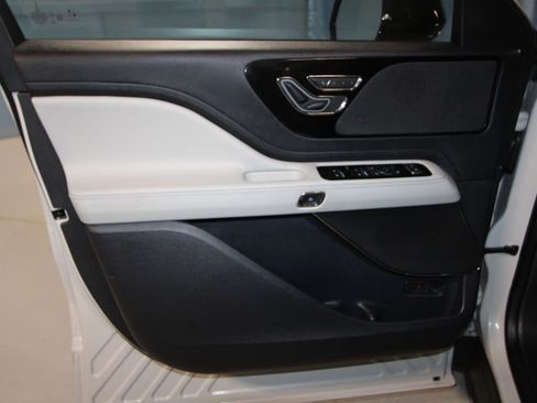 Used 2025 Lincoln Aviator AWD image 5