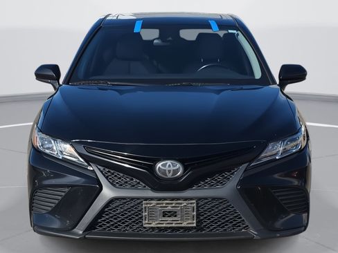 Used 2018 Toyota Camry SE image 2