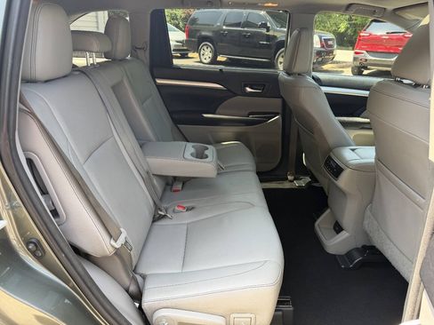 Used 2016 Toyota Highlander XLE AWD/4WD image 25