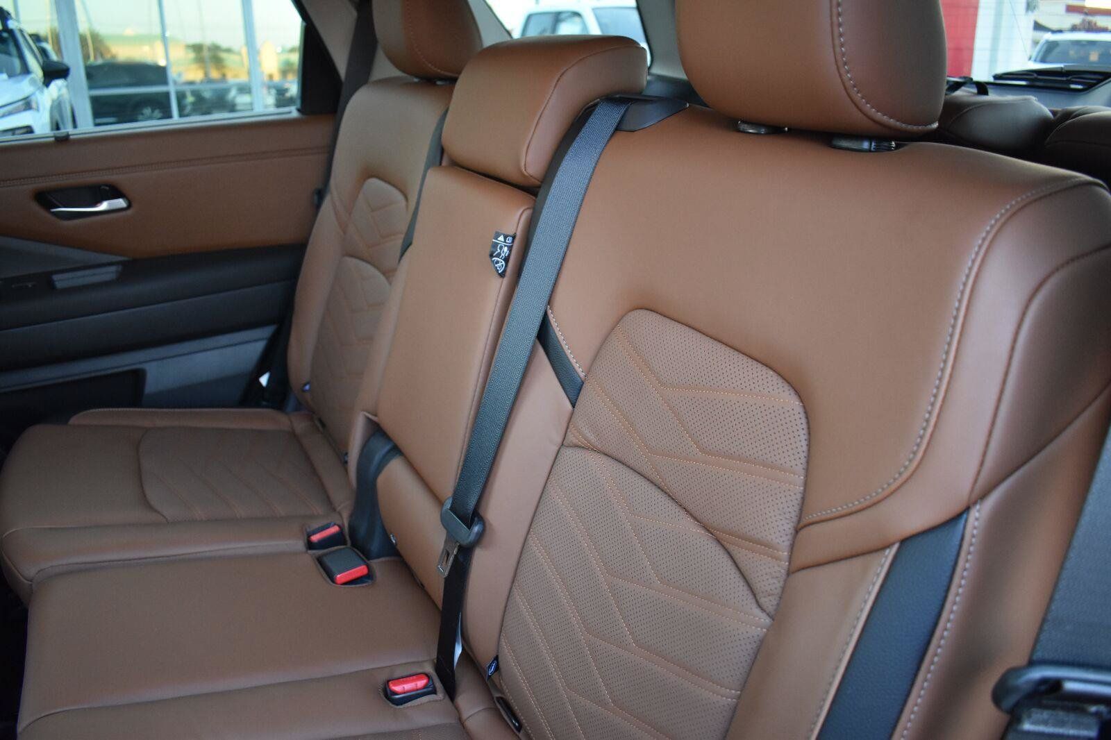 Used 2025 Nissan Pathfinder Platinum w/ Black Appearance Package FWD image 55