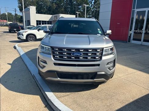 Used 2017 Ford Explorer Limited w/ Equipment Group 301A FWD image 2