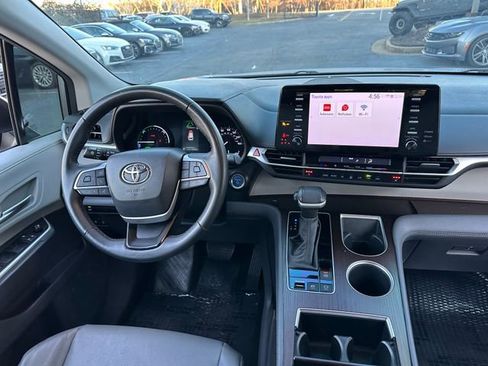 Used 2023 Toyota Sienna XLE image 16
