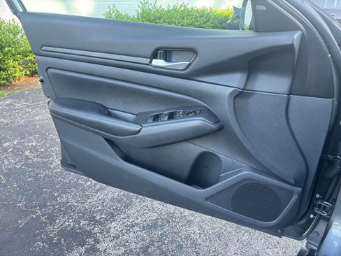 Used 2025 Nissan Altima 2.5 SV FWD image 18