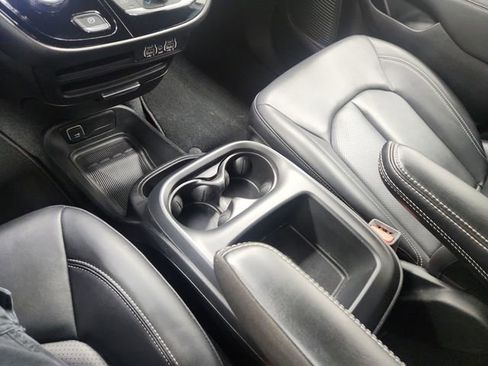 Used 2025 Chrysler Pacifica Select image 22