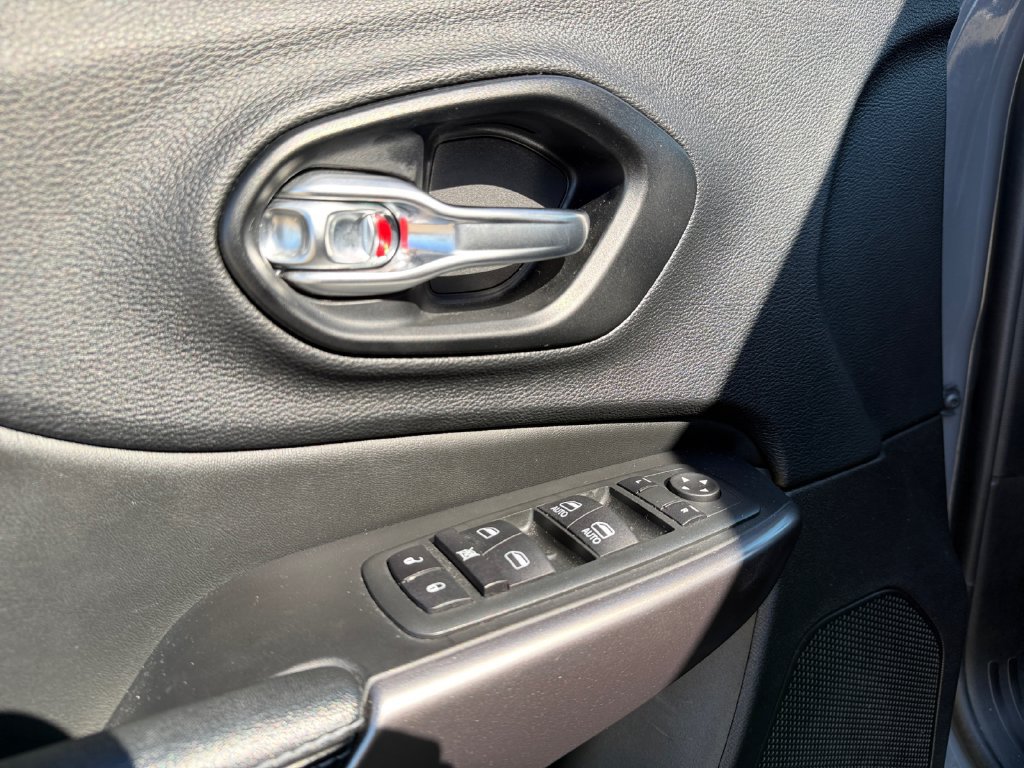 Used 2021 Jeep Cherokee Latitude Plus AWD/4WD image 19