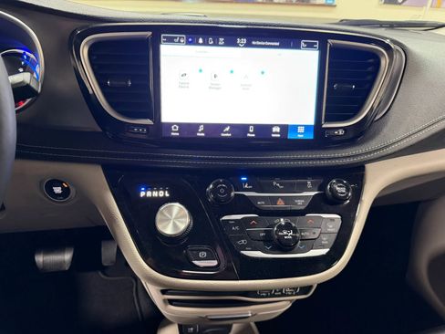 Used 2023 Chrysler Pacifica Touring-L FWD image 49