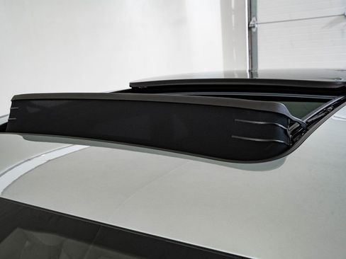Certified 2025 Porsche Macan AWD/4WD image 27