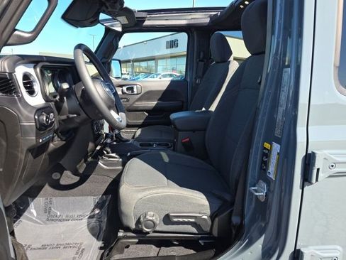 Used 2025 Jeep Wrangler Unlimited Sahara w/ Safety Group image 11