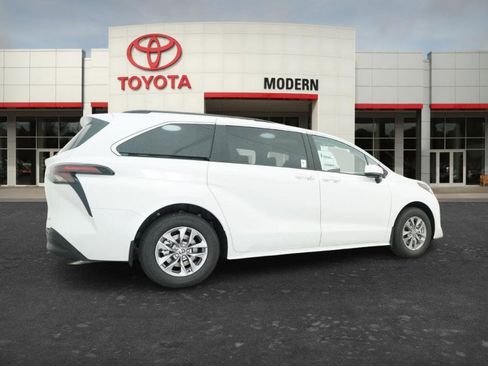 New 2026 Toyota Sienna XLE FWD image 17