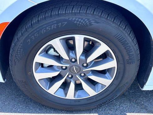 Used 2024 Chrysler Pacifica Limited FWD image 9