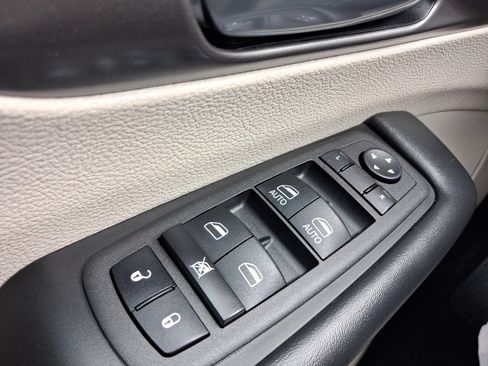 Used 2024 Chrysler Pacifica Touring-L FWD image 13