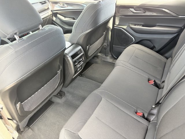 Used 2022 Jeep Grand Cherokee Laredo w/ Luxury Tech Group I AWD/4WD image 18