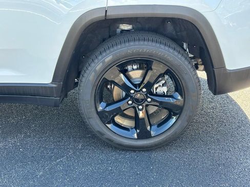 Used 2024 Jeep Grand Cherokee Limited w/ Black Appearance Package AWD/4WD image 9