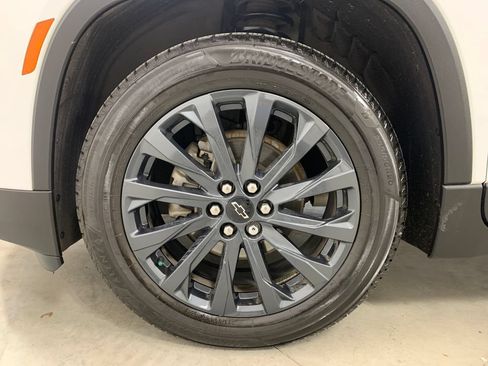 Used 2023 Chevrolet Traverse RS AWD/4WD image 2