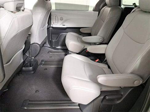 Used 2025 Toyota Sienna XLE image 12