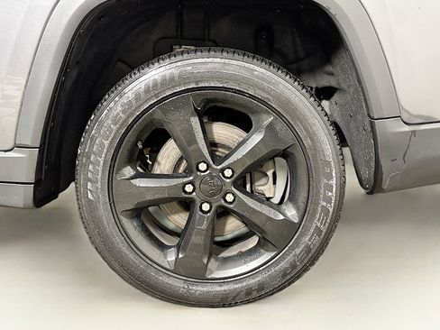 Used 2023 Jeep Grand Cherokee L Laredo image 29