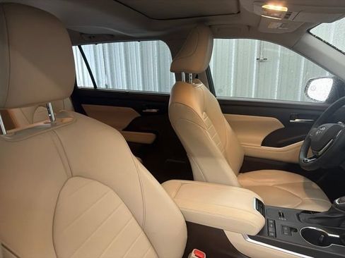 Used 2021 Toyota Highlander XLE FWD image 22