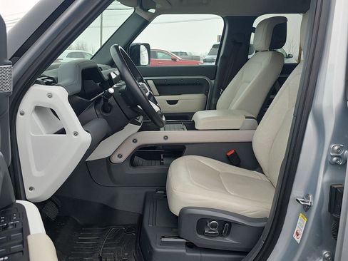 Used 2023 Land Rover Defender 130 SE image 12