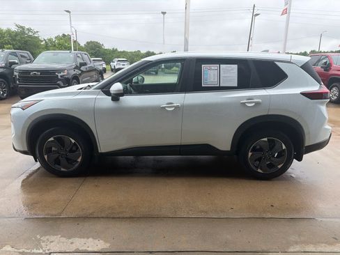 Used 2025 Nissan Rogue SV FWD image 3