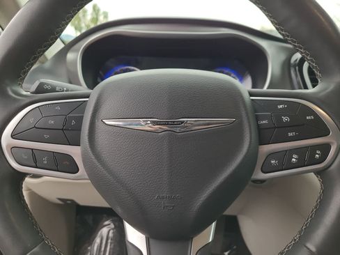 Used 2022 Chrysler Pacifica Touring-L image 23