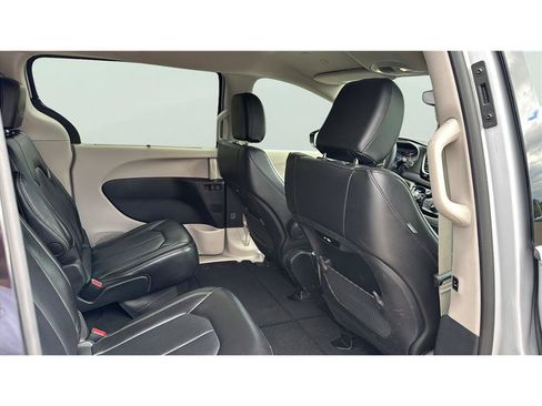 Used 2024 Chrysler Pacifica Touring-L FWD image 18
