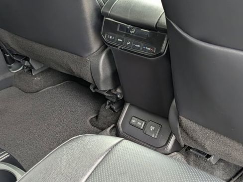 Used 2024 Toyota Highlander Limited FWD image 33