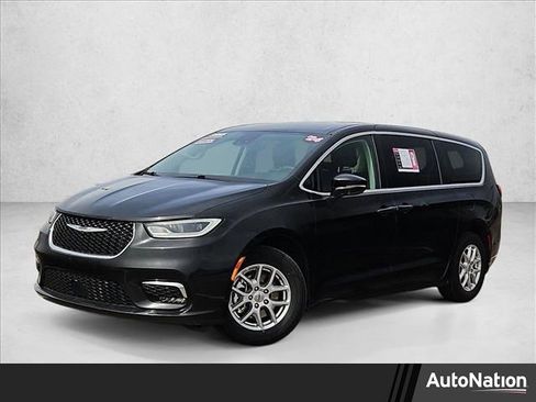 Used 2024 Chrysler Pacifica Touring-L image 1