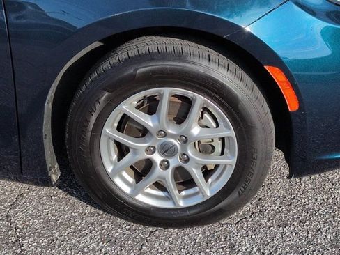 Used 2025 Chrysler Pacifica Select FWD image 10