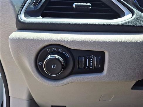 Used 2023 Chrysler Pacifica Touring-L FWD image 17