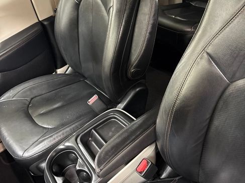 Used 2019 Chrysler Pacifica Touring-L FWD image 16