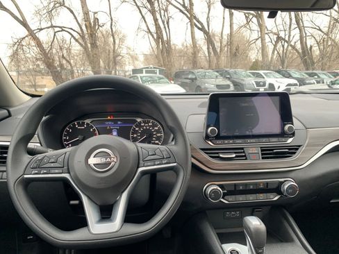 Used 2025 Nissan Altima 2.5 SV image 34