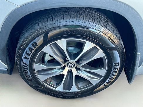 Used 2024 Toyota Highlander XLE image 32