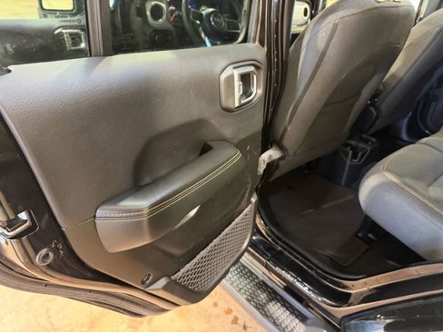 Used 2024 Jeep Wrangler Unlimited Sahara image 13