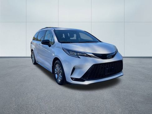 Used 2023 Toyota Sienna XSE image 4